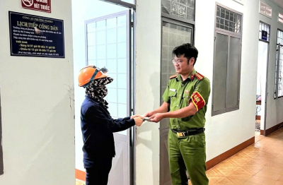 Gia Lai: Chị lao công trả lại 37 triệu đồng nhặt được lúc rạng sáng