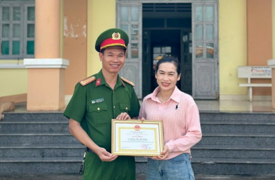 Pleiku: Khen thưởng nữ công nhân đô thị nhặt được của rơi, trả lại người mất