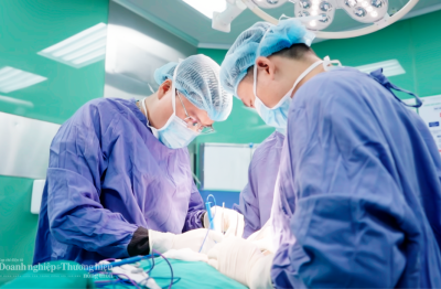 Ung thư giáp tái phát sau 2 lần mổ, hạch bám chặt dây thần kinh thanh quản