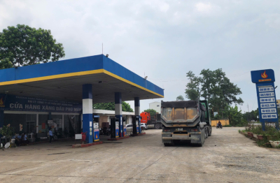 Đội quản lý thị trường số 19 kiểm tra đột xuất hai cây xăng tại xã Phú Cát sau khi nhận được phản ánh từ người dân