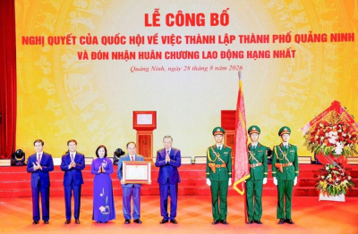 Tổng Bí thư, Chủ tịch nước Tô Lâm trao nghị quyết của Quốc hội thành lập thành phố Quảng Ninh