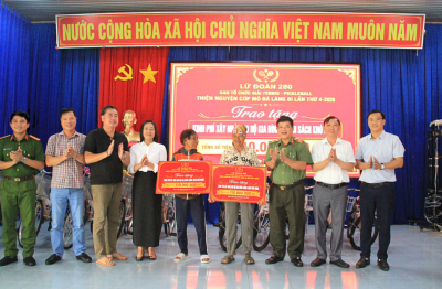 Trao 280 triệu đồng xây nhà tình nghĩa và tặng xe đạp cho học sinh xã Chư A Thai