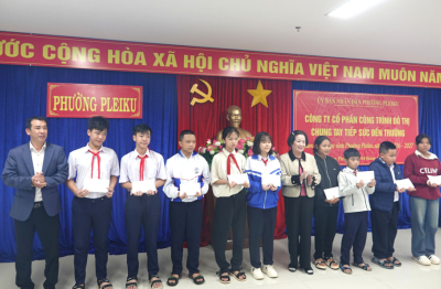 Gia Lai: Trao hơn 300 suất học bổng tiếp sức học sinh đến trường