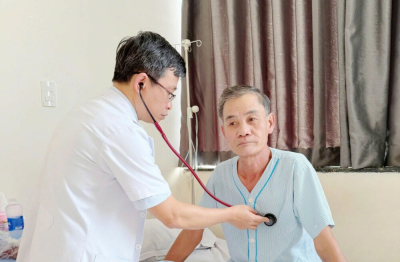 Cảnh sát giao thông mở đường, một bệnh nhân nhồi máu cơ tim thoát cửa tử