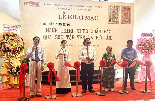 Những bộ tem và bưu ảnh kể chuyện 'Hành trình theo chân Bác'