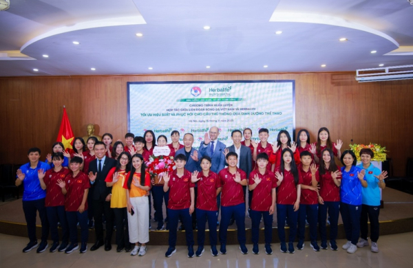 Herbalife Vietnam phối hợp đào tạo về dinh dưỡng cho HLV và cầu thủ bóng đá