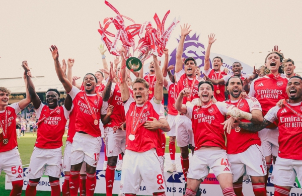 Dàn sao Arsenal ăn mừng cuồng nhiệt chức vô địch Ngoại hạng Anh 2025/2026