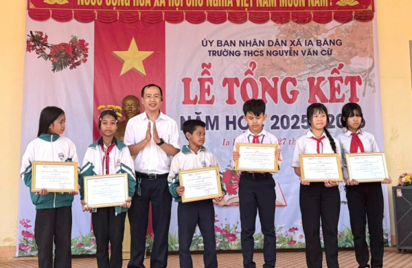 Gần 700 triệu đồng được BIDV Nam Gia Lai trao tặng dịp tổng kết năm học