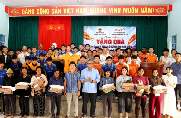 Đội bóng 'bầu' Đức trao quà cho hơn 200 hộ khó khăn tại Ia Băng