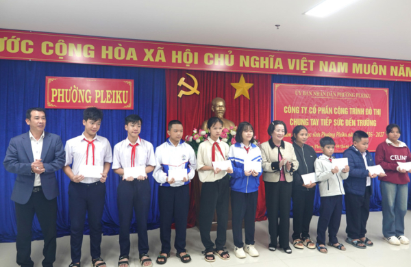 Gia Lai: Trao hơn 300 suất học bổng tiếp sức học sinh đến trường