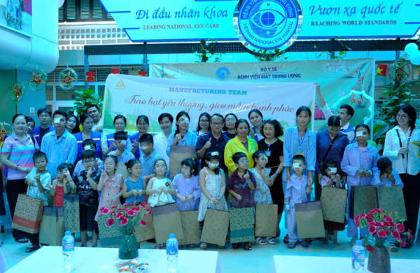Chung tay mang yêu thương đến với các cháu đang điều trị tại Bệnh viện Mắt Trung ương