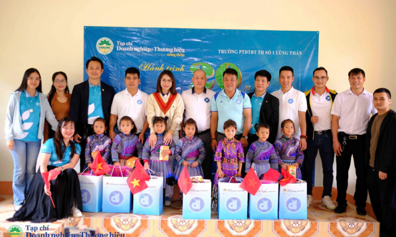 Tạp chí Doanh nghiệp và Thương hiệu nông thôn mang yêu thương đến vùng cao
