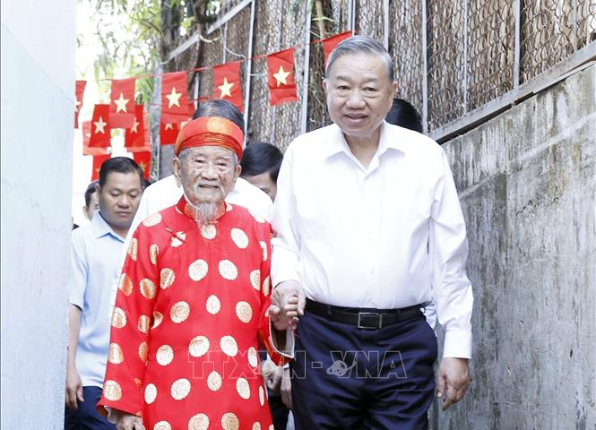 Tổng Bí thư Tô Lâm đến thăm, chúc Tết nhà nghiên cứu Nguyễn Đình Tư
