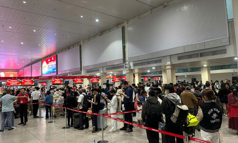 Dịp lễ 30/4 và 1/5: Vé máy bay khan hiếm, du lịch giữ giá để hút khách