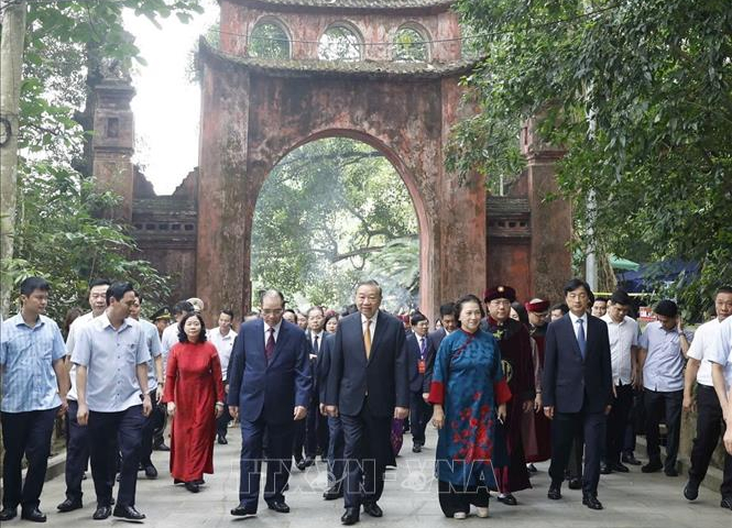Tổng Bí thư, Chủ tịch nước Tô Lâm dâng hương tưởng niệm các vua Hùng
