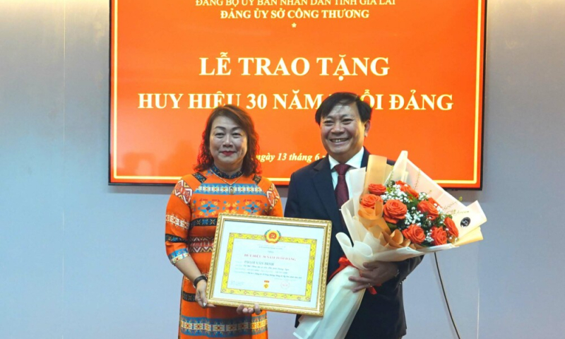Trao Huy hiệu 30 năm tuổi Đảng và bổ nhiệm cán bộ Chi cục Quản lý thị trường