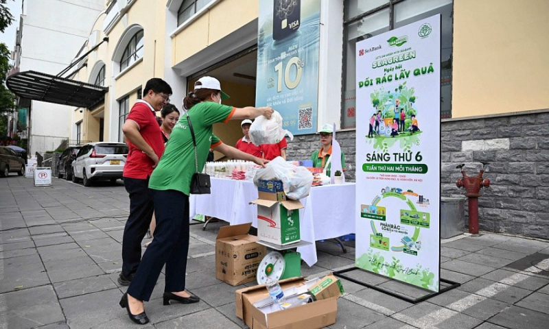 SeABank tổ chức 'Ngày hội đổi rác lấy quà' - Lan tỏa lối sống xanh vì Hà Nội sạch đẹp