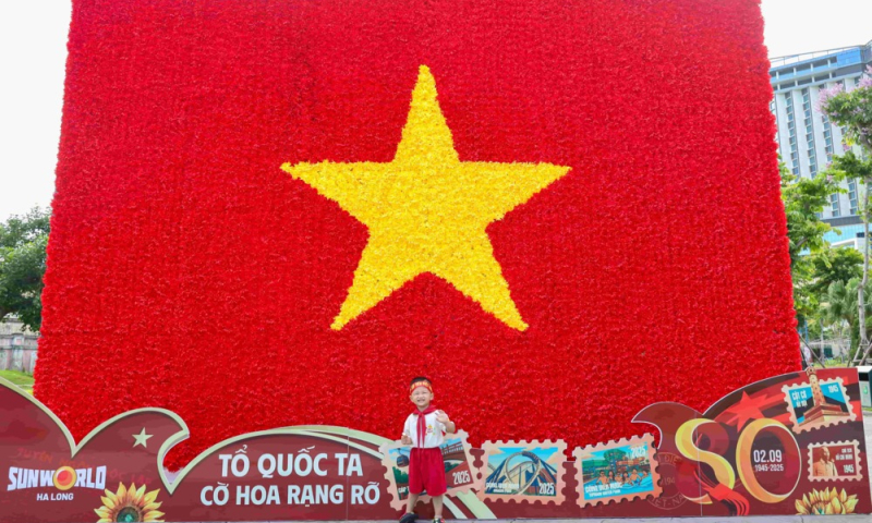 Du khách thích thú check-in đại kỳ tại Hạ Long ngay trước thềm lễ 2/9 