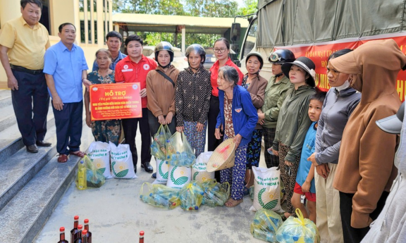 Quảng Ninh: Trao 16 tấn nhu yếu phẩm cho người dân Nghệ An, Thanh Hóa 
