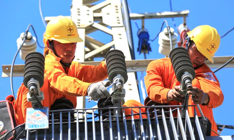 Cơ chế điện bậc thang gây tranh luận, nhưng vẫn đạt mục tiêu