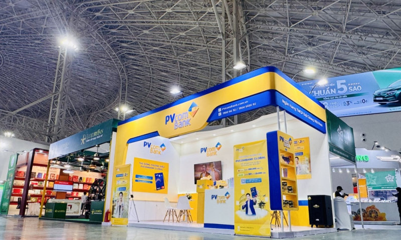 Khách hàng trải nghiệm tài chính số cùng PVcomBank tại Hội chợ mùa Thu 2025