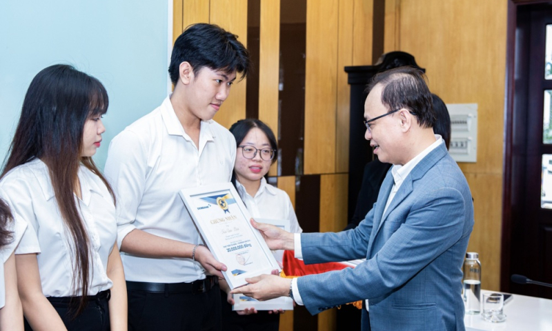 Eximbank trao học bổng trị giá 300 triệu đồng cho sinh viên Đại học Kinh tế Thành phố Hồ Chí Minh