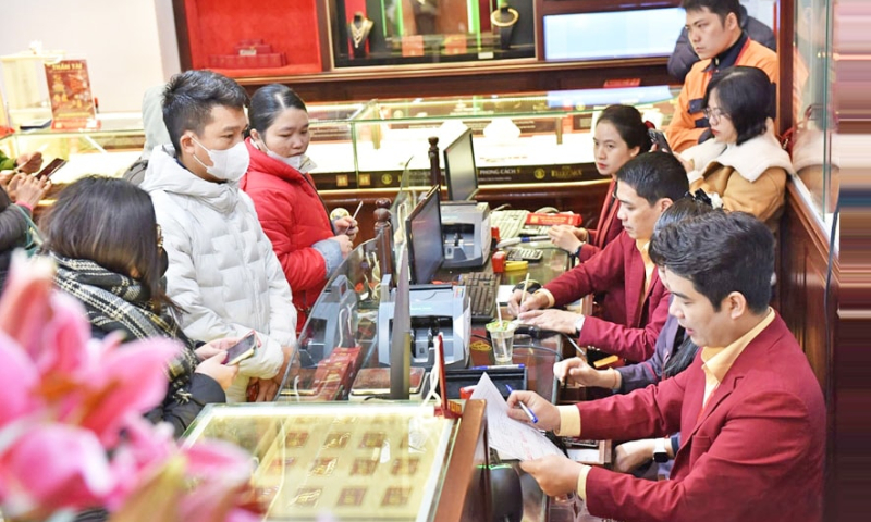 Mua bán vàng ‘trao tay’, qua ‘chợ đen’ online đều là vi phạm pháp luật