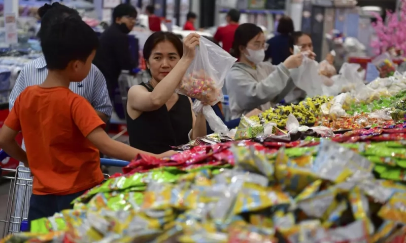 Người dân chi tiêu tiết kiệm trong dịp Tết Nguyên đán 