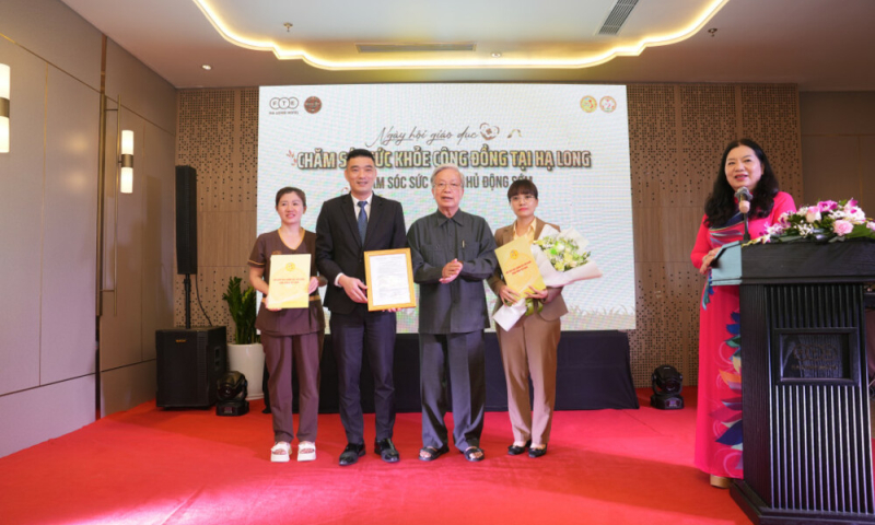 Chủ tịch Hội VACHE Nguyễn Hồng Quân trao Quyết định thành lập Chi hội Giáo dục chăm sóc sức khỏe cộng đồng Hạ Long