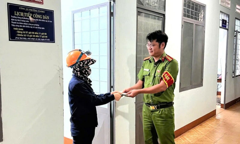 Gia Lai: Chị lao công trả lại 37 triệu đồng nhặt được lúc rạng sáng
