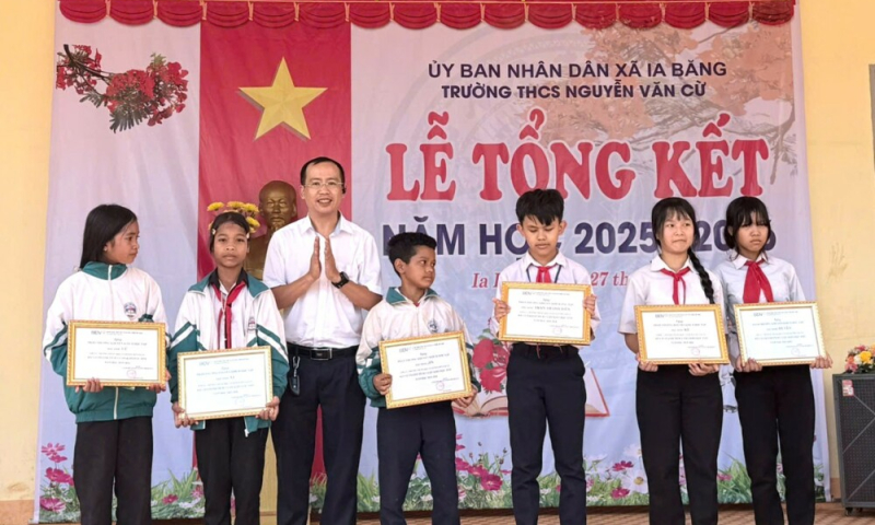 Gần 700 triệu đồng được BIDV Nam Gia Lai trao tặng dịp tổng kết năm học