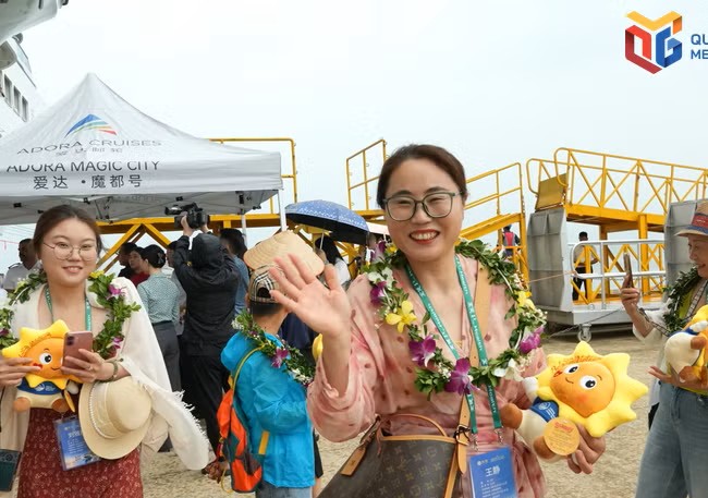 Siêu tàu Adora Magic City từ Thâm Quyến (Trung Quốc) đến Quảng Ninh