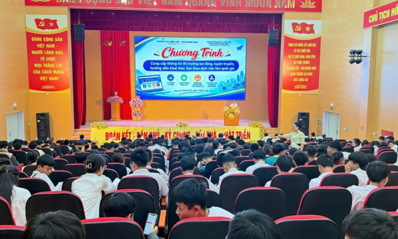 Quảng Ninh tăng kết nối sinh viên với thị trường lao động