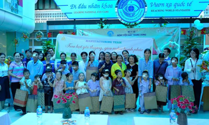 Chung tay mang yêu thương đến với các cháu đang điều trị tại Bệnh viện Mắt Trung ương