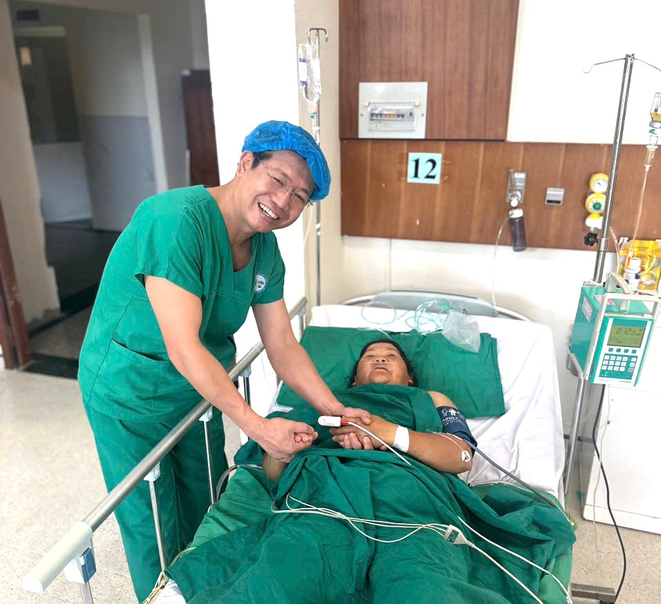 Thoát khỏi “cửa tử” khi bồn nước 1.000 lít từ trên cao rơi xuống