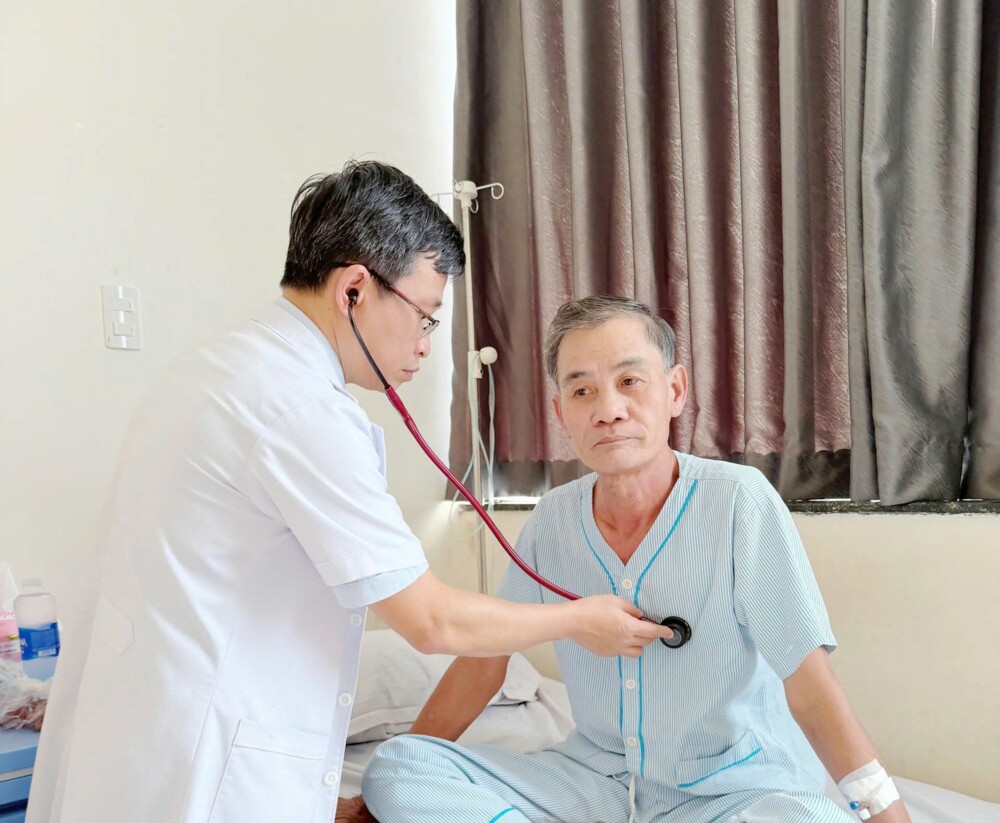 Cảnh sát giao thông mở đường, một bệnh nhân nhồi máu cơ tim thoát cửa tử