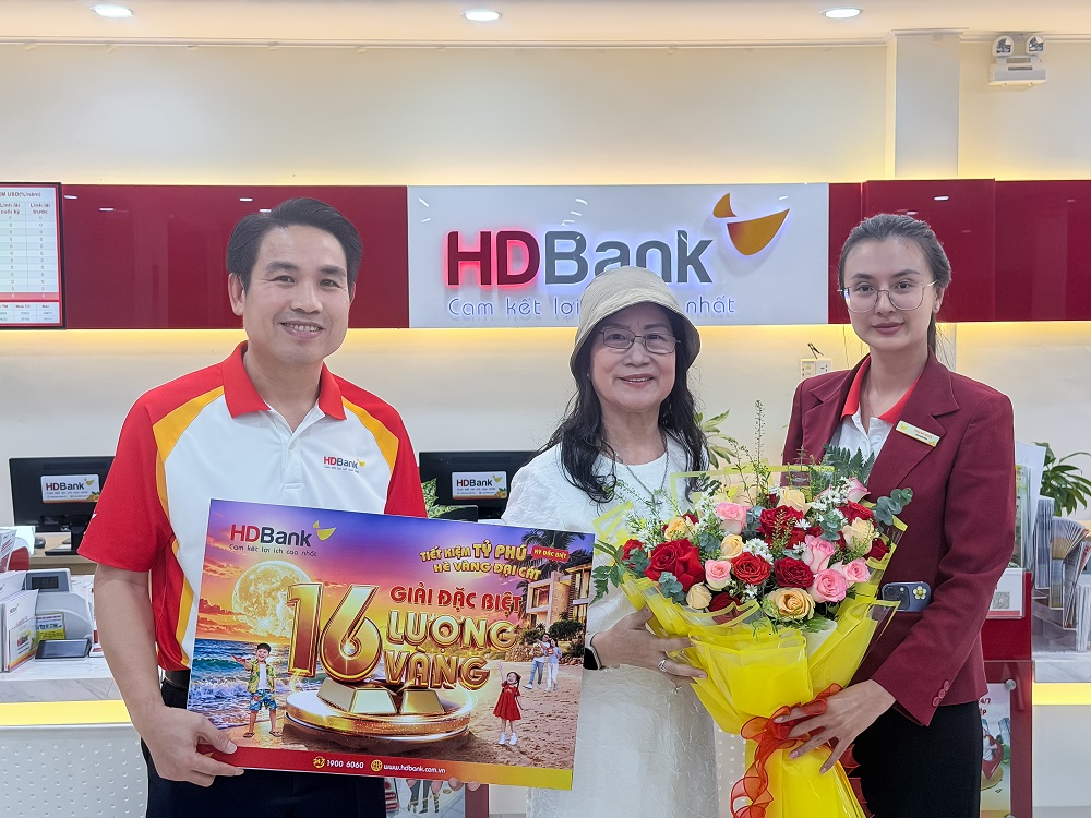 Nữ khách hàng gửi tiết kiệm ở HDBank Kiên Giang trúng thưởng 16 lượng vàng SJC